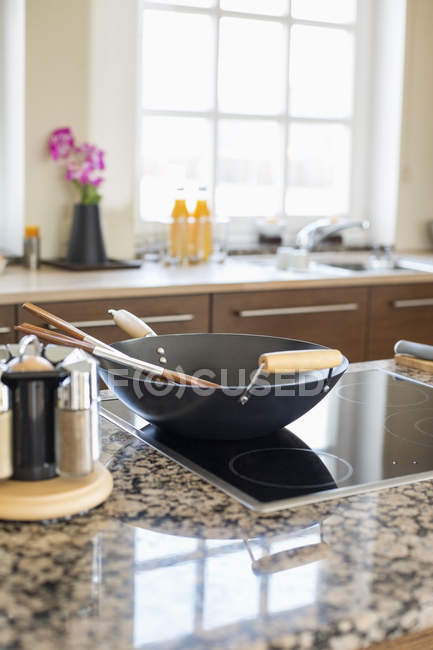 Utensilios de cocina en la estufa - foto de stock