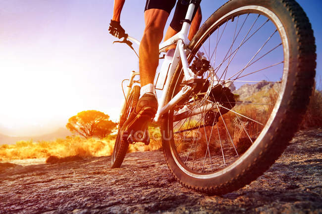 Hombre de bicicleta de montaña - foto de stock