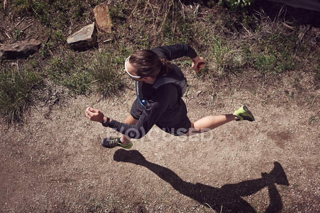 Трейл бігун біжить на горі — стокове фото