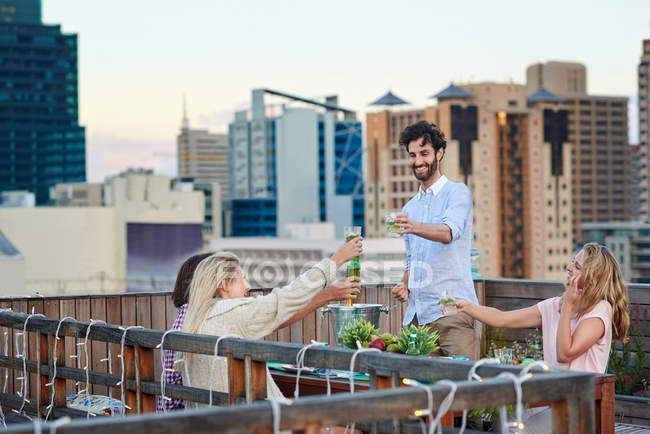 Un homme porte un toast à ses amis — Photo de stock