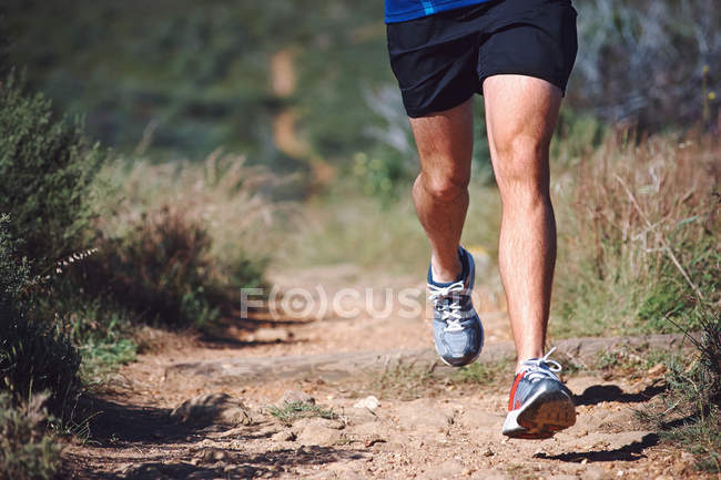 Hombre ejercitando al aire libre para la aptitud - foto de stock