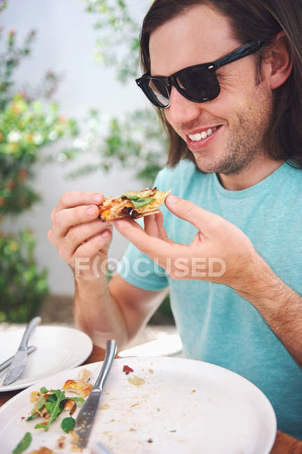 Uomo mangiare pizza sana — Foto stock