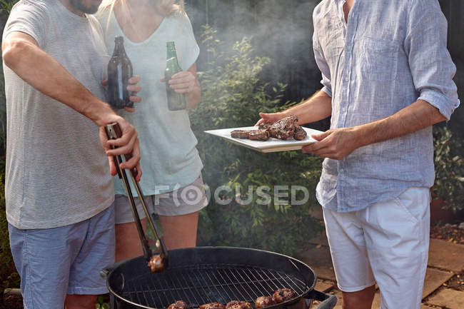 Homem ajudando no churrasco do jardim — Fotografia de Stock