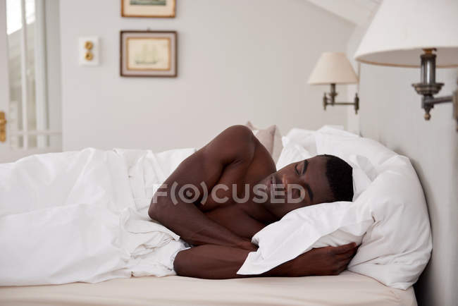 Homme africain dormir — Photo de stock