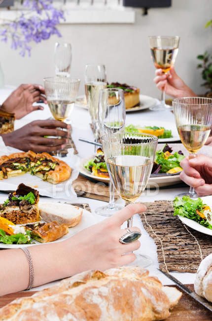 Freunde auf Outdoor-Party mit Alkohol — Stockfoto