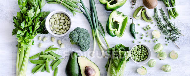 Coleção variada de verduras verdes — Fotografia de Stock