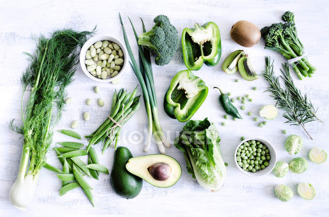 Verdure verdi su sfondo bianco rustico — Foto stock