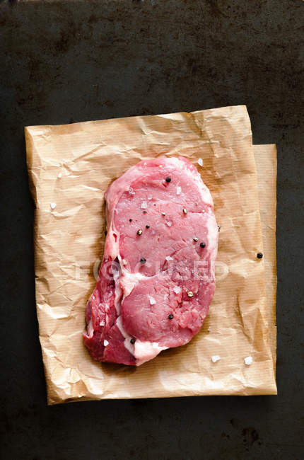 Ribeye steak cru avec sel et poivre — Photo de stock