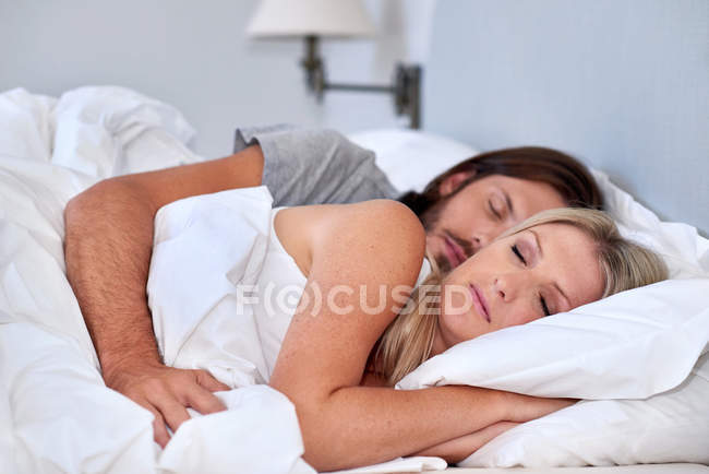 Couple dormant au lit — Photo de stock