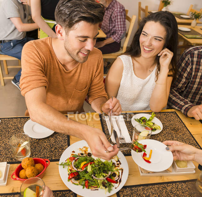 Coppia felice al ristorante — Foto stock