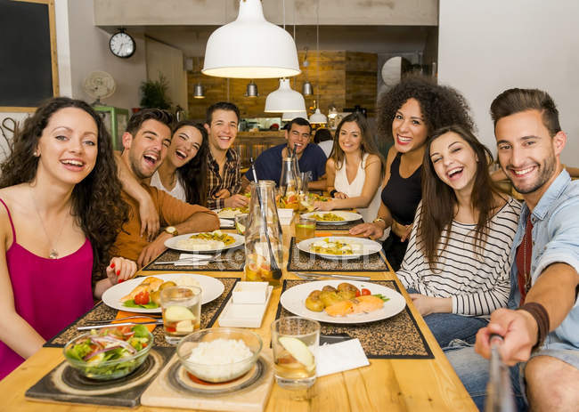 Freunde im Restaurant machen ein Selfie — Stockfoto