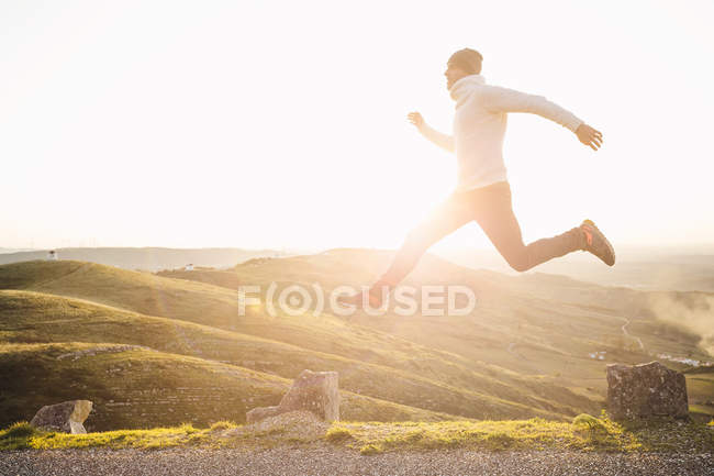 Mann überschlägt sich — Stockfoto