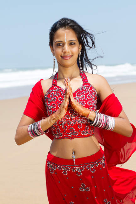 Junge indische Frau im traditionellen Sari am Strand betet — Stockfoto