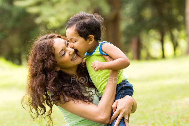 Felice bambino baciare la madre — Foto stock