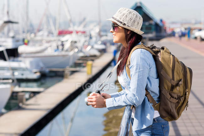 Tourist looking at boats — Stock Photo