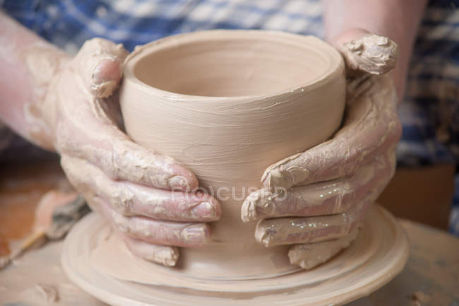 Mani di un vasaio — Foto stock