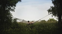 Милые мальчики отдыхают в гамаке — стоковое фото