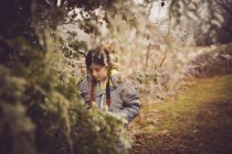 Menina com câmera no parque de outono — Fotografia de Stock
