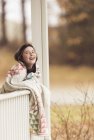Sorridente ragazza bruna avvolta in una coperta — Foto stock