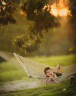 Чарівний маленький хлопчик лежить в гамаку — стокове фото
