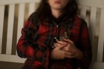 Брюнетка держит серого кролика — стоковое фото