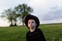 Adorable petit garçon au chapeau — Photo de stock