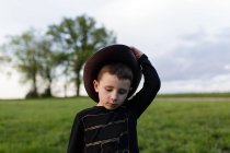 Adorable petit garçon au chapeau — Photo de stock