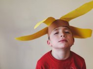 Niño en sombrero de papel divertido - foto de stock