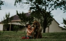 Niño con perro - foto de stock