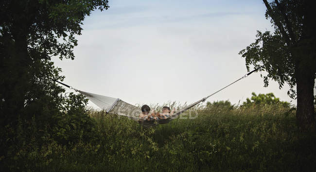 Garçons mignons reposant dans l'hamac — Photo de stock