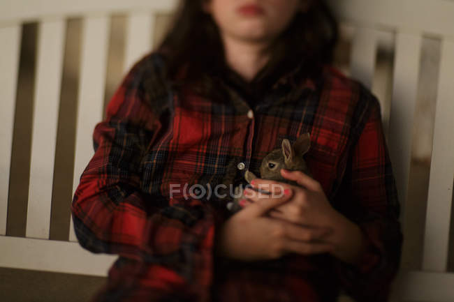 Morena menina segurando coelho cinza — Fotografia de Stock