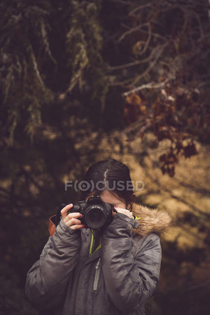 Girl with camera in autumn park — Stock Photo