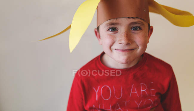 Niño en sombrero de papel divertido - foto de stock