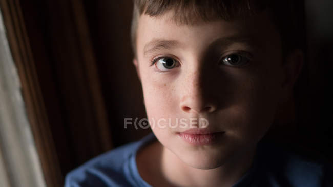 Petit garçon regardant caméra — Photo de stock