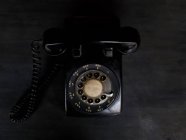 Черный роторный телефон — стоковое фото