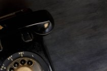 Черный роторный телефон — стоковое фото
