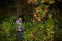 Adolescente chica en el bosque - foto de stock