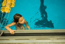 Chica joven en la piscina - foto de stock