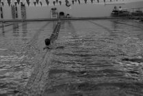 Bambina che nuota in piscina — Foto stock