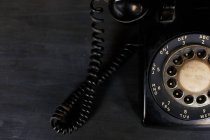 Teléfono retro negro en la mesa - foto de stock