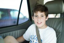 Хлопчик, які сидять на задньому сидінні автомобіля — стокове фото