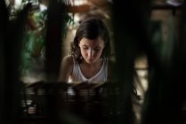 Маленька дівчинка грає на піаніно — стокове фото