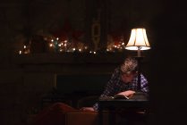Мальчик читает книгу на кофейном столике — стоковое фото