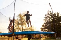 Deux enfants sautant sur le trampoline — Photo de stock