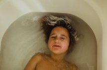 Ragazza rilassante in bagno — Foto stock