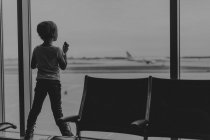 Petite fille à l'aéroport — Photo de stock