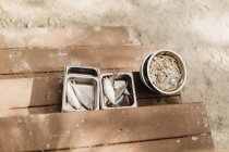 Металлические маленькие миски с рыбами — стоковое фото