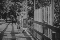 Bambina sul ponte di osservazione — Foto stock
