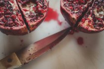Blutrote Scheiben reifster Granatapfel — Stockfoto