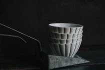 Stillleben gestapelter Teeschalen auf Schaufel — Stockfoto